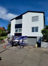 Dieselbe Fassade frisch gestrichen