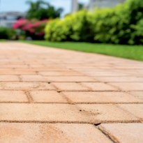 Derselbe Pflasterweg nach der Reinigung, hell und sauber